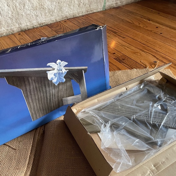 Avon Nativity Collectibles - The Stable - Picture 1 of 2